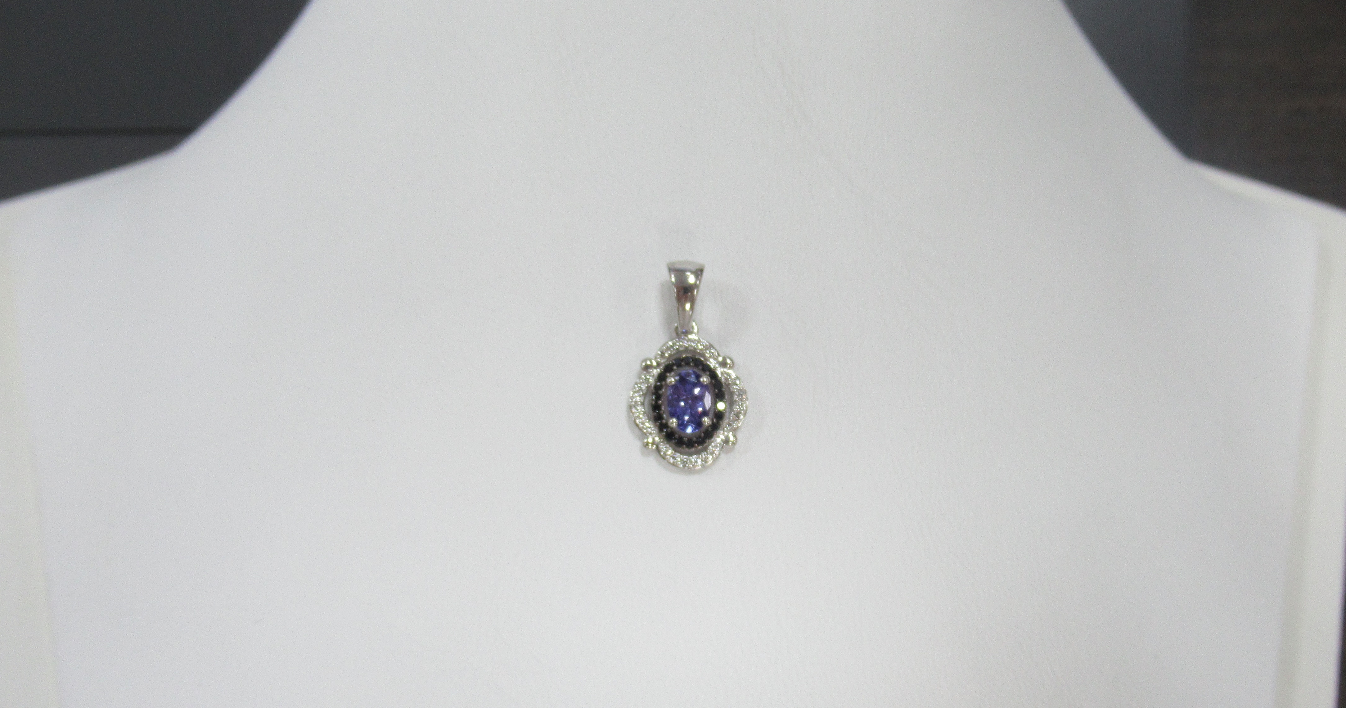 Серебряная подвеска с танзанитом